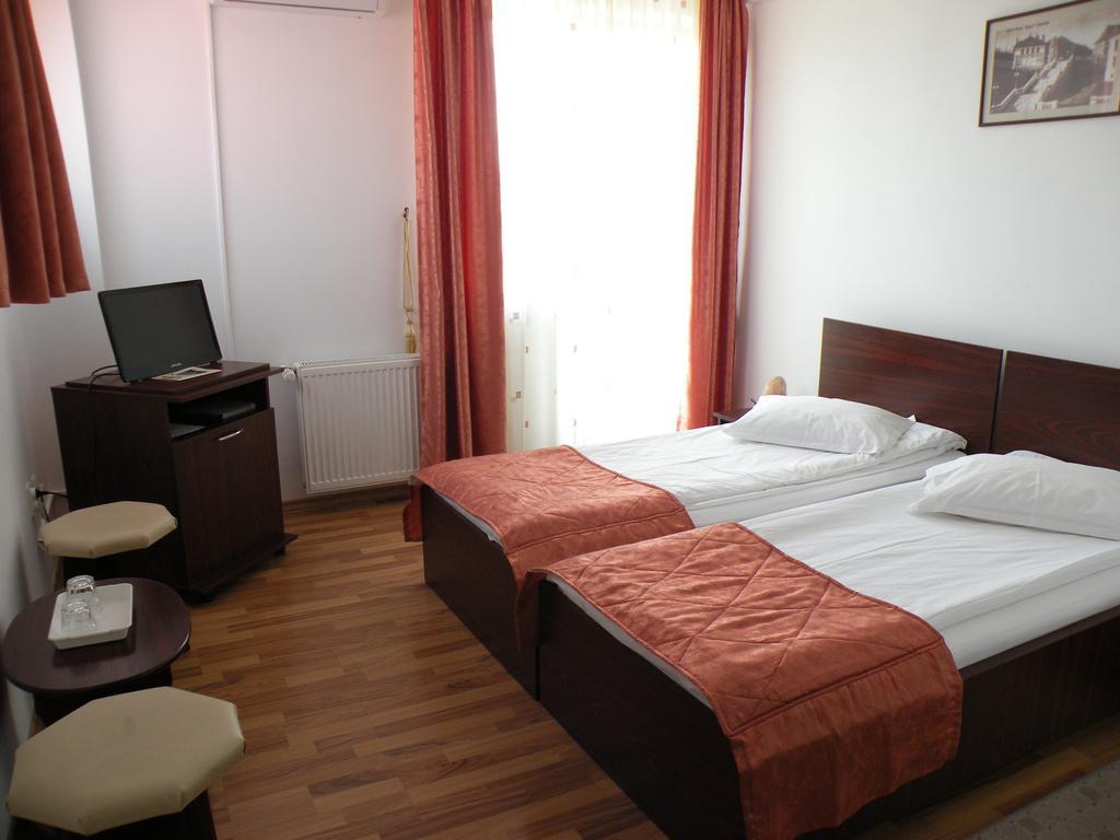 Pensiunea Octogon Piatra Neamţ Exterior foto